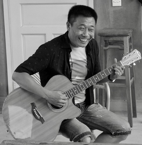 Yin Ke playing guitar