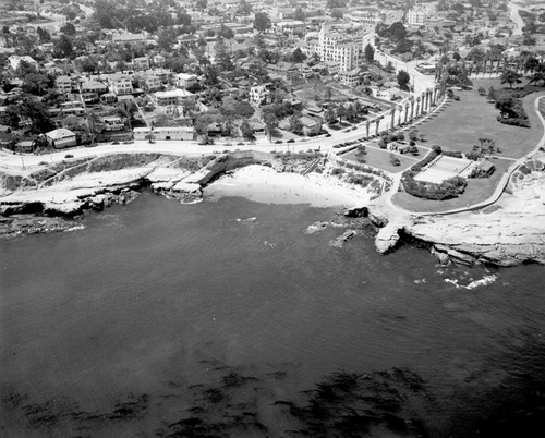 Aerial view of La Jolla Cove and Ellen Browning Scripps Park, La Jolla