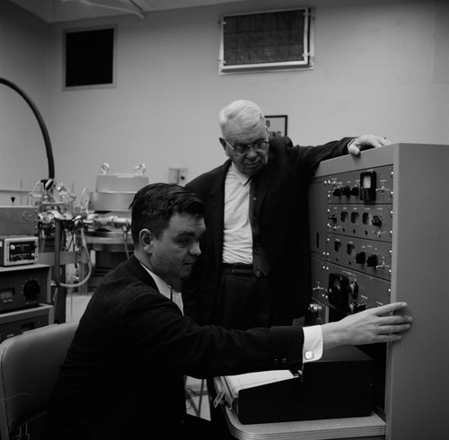 Bartholomew Nagy (left) and Harold Clayton Urey in laboratory