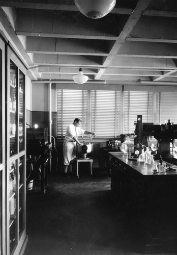 Denis L. Fox in biochemistry laboratory, Ritter Hall, Scripps Institution of Oceanography