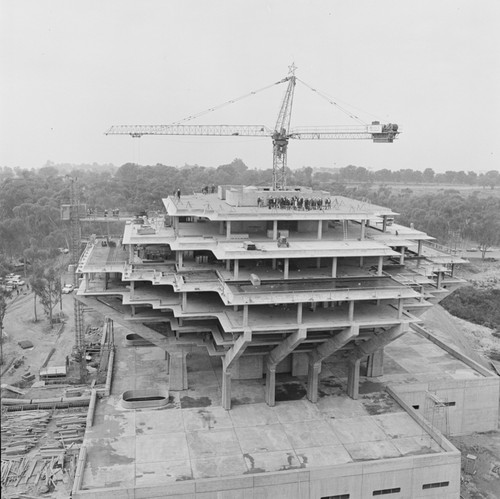 Topping off Giesel Library building, UC San Diego