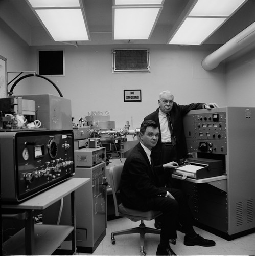 Bartholomew Nagy (foreground) and Harold Clayton Urey in laboratory