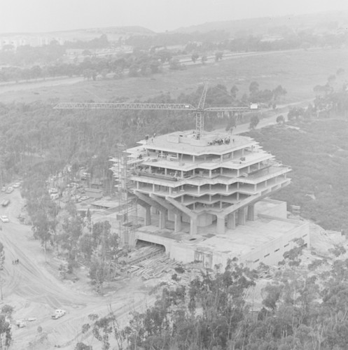 Topping off Giesel Library building, UC San Diego