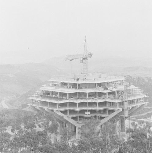 Topping off Giesel Library building, UC San Diego