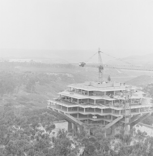 Topping off Giesel Library building, UC San Diego