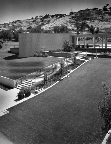 Sumner Auditorium and pathway, Scripps Institution of Oceanography