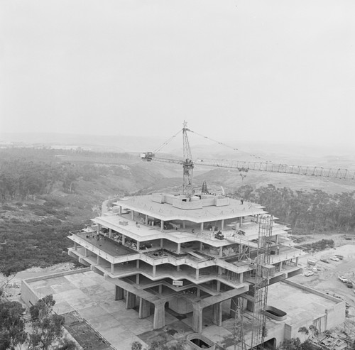 Topping off Giesel Library building, UC San Diego