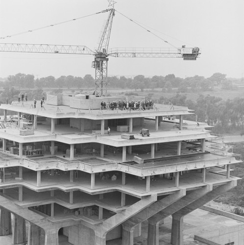 Topping off Giesel Library building, UC San Diego