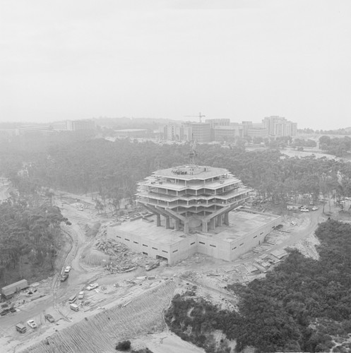 Topping off Giesel Library building, UC San Diego