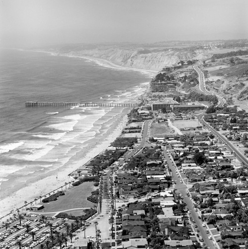 Aerial view of La Jolla Shores, Scripps Institution of Oceanography, and the coastline (looking north)