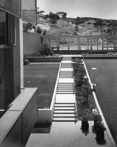 Pathway near Ritter Hall (left) leading to Sumner Auditorium, Scripps Institution of Oceanography