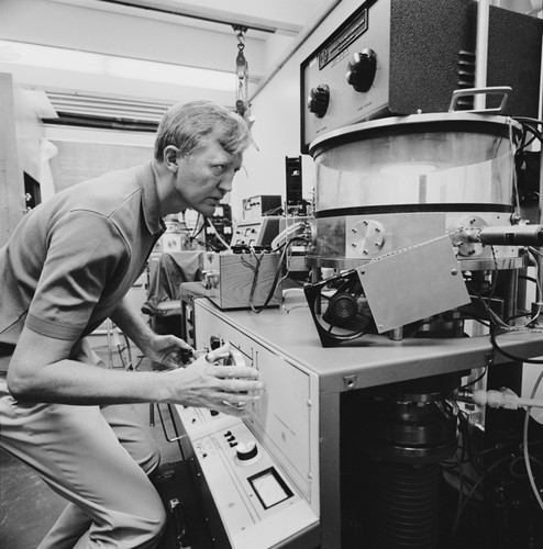 Gustaf Arrhenius in laboratory