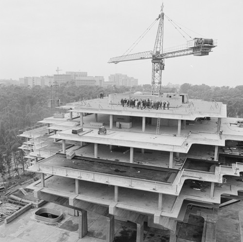 Topping off Giesel Library building, UC San Diego