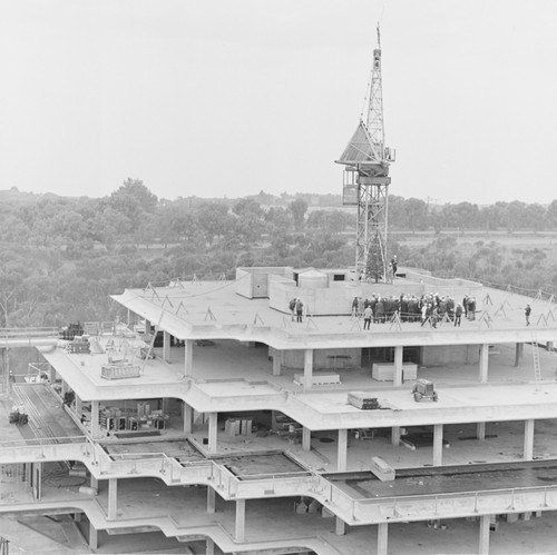 Topping off Giesel Library building, UC San Diego