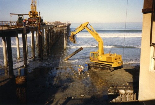 Ellen Browning Scripps Memorial Pier (left) used to disassemble the original Scripps Pier (right), Scripps Institution of Oceanography