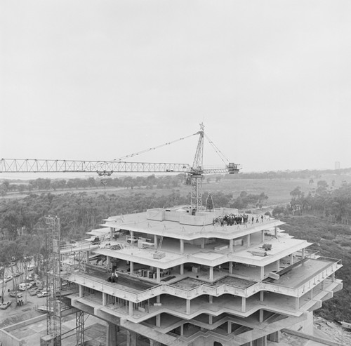 Topping off Giesel Library building, UC San Diego