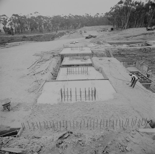 Construction of reinforced concrete pads for Geisel Library, UC San Diego