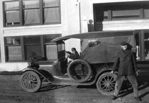 Ralph Taylor standing next to car with children inside, Scripps Institution of Oceanography