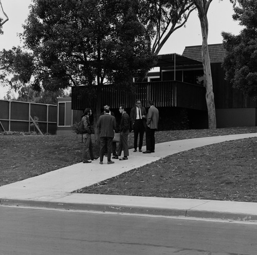 William A. Nierenberg and unidentified students outside Chancellor's Office, UC San Diego