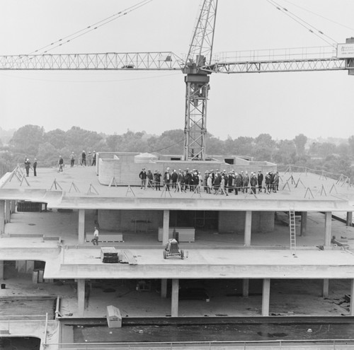 Topping off Giesel Library building, UC San Diego