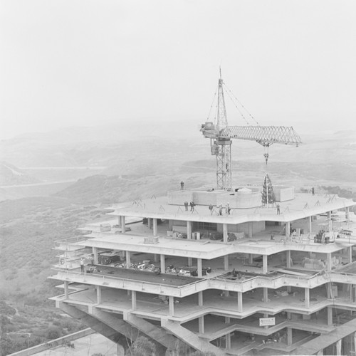 Topping off Giesel Library building, UC San Diego