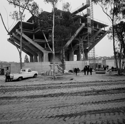 Topping off Giesel Library building, UC San Diego