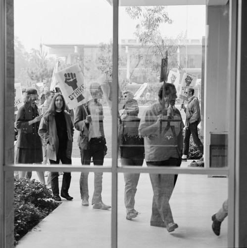 Student strike demonstration, Undergraduate Library, UC San Diego