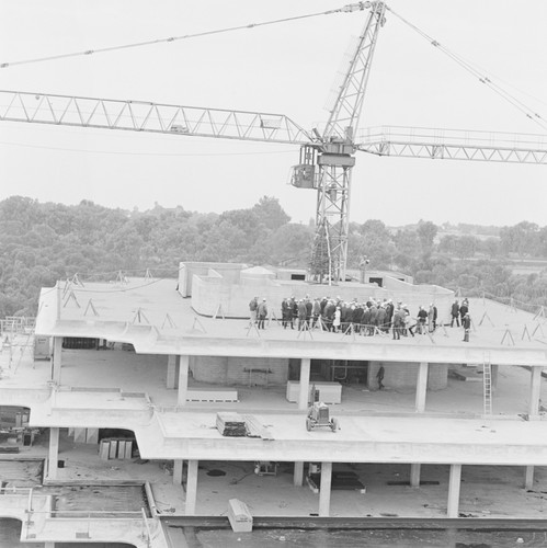 Topping off Giesel Library building, UC San Diego