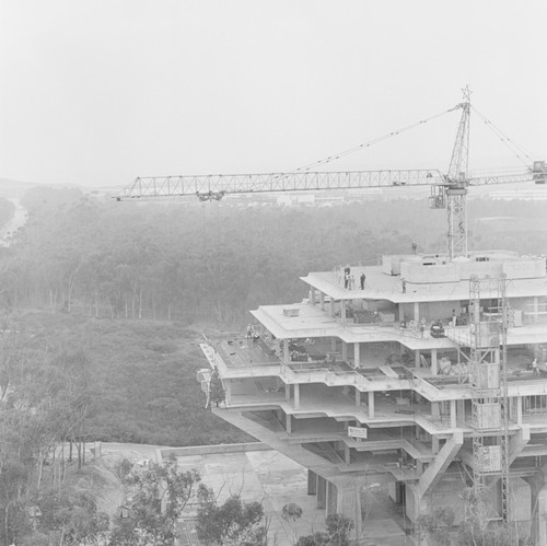 Topping off Giesel Library building, UC San Diego