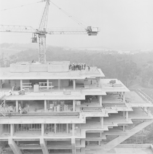 Topping off Giesel Library building, UC San Diego