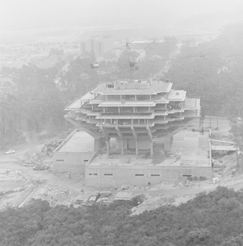 Topping off Giesel Library building, UC San Diego