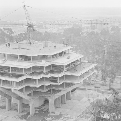 Topping off Giesel Library building, UC San Diego