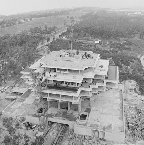 Topping off Giesel Library building, UC San Diego