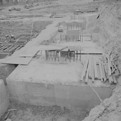 Construction of reinforced concrete pads for Geisel Library, UC San Diego