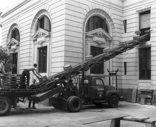 Moving the collections, Carnegie Library Building, San Diego Public Library, 1952