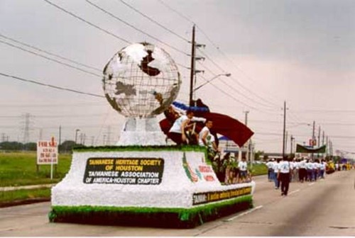 The first flower float in a public parade by TAA Houston / 亞太裔花車大遊行 - 2002