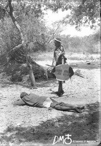 Fight enactment, Makulane, Mozambique, ca. 1896-1911