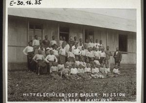 Mittelschüler der Basler Mission in Buea (Kam.). Miss. Köngeter