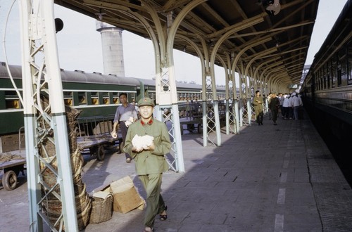 Tianjin railway station platform (1 of 2)