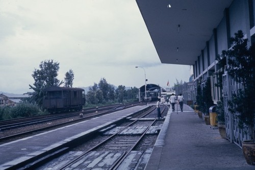 Lowu Border station platform