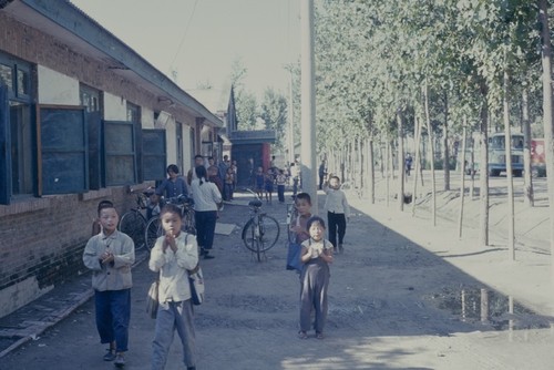 Children greeting American visitors