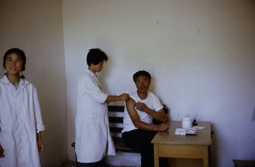 Luda Shi No. 2 People's Hospital, patient getting an injection (1 of 2)