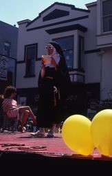 7-Sister Florence Nightmare Registered Nun-Bobbi Campbell-présentant l'objectif du Dog Show Juin 1982-J-B-CARHAIX