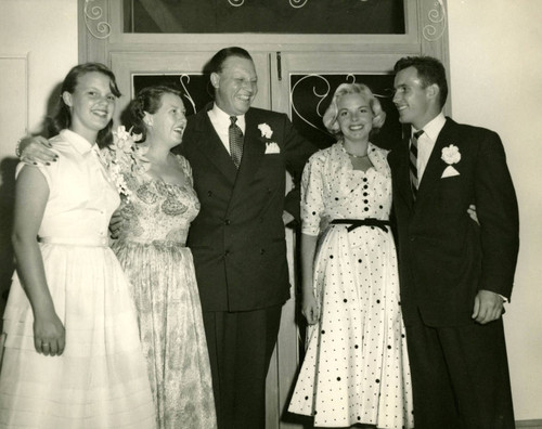 Wedding of Joan Irvine Smith and Charles L. Swinden, with Linda, Gloria, and Myford Irvine, 1952