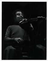 Itzhak Perlman playing the violin, 1985 [descriptive]