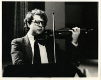 Schlomo Mintz playing the violin, 1985 [descriptive]