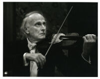 Yehudi Menuhin playing the violin in concert attire, 1986 [descriptive]