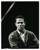 Andre Watts playing the piano in rehearsal, Los Angeles, 1986 [descriptive]