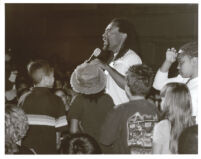 Bobby McFerrin with an audience of children, Los Angeles [descriptive]