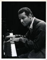 Andre Watts playing the piano in rehearsal, Los Angeles, 1986 [descriptive]